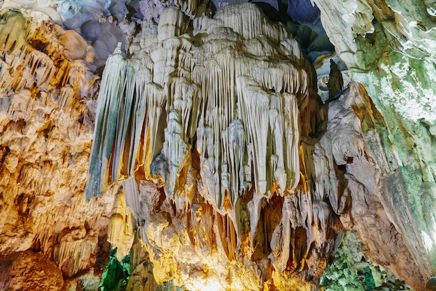 Interno variopinto del sito del patrimonio mondiale della caverna di hang sung sot nella baia di halong, vietnam