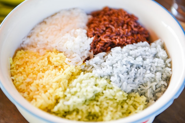 Красочная миска с жасминовым рисом / синий коричневый желтый зеленый и белый рис приготовленная рисовая еда
