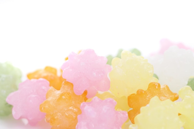 다채로운 젤리 사탕 달콤한 설탕 흰색 배경에 고립