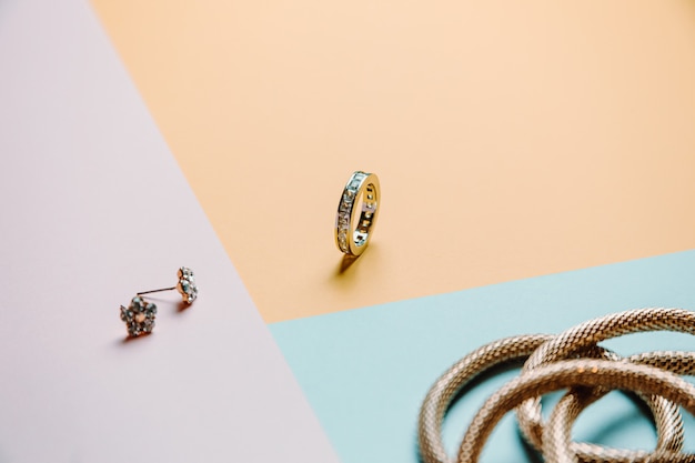 Фото Красочные украшения с кольцами и серьгами в трех цветах и минималистском стиле