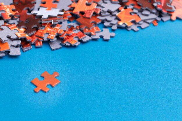 Photo colorful jigsaw puzzle on blue background