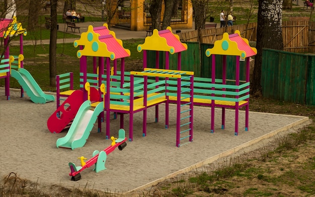 Colorato parco giochi per bambini area giochi