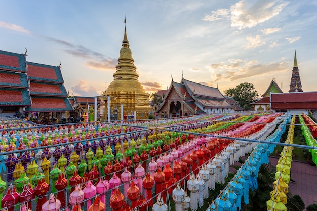 Lampada colorata festival e lanterna in loi krathong al wat phra that hariphunchai, provincia di lamphun, thailandia