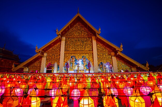 Разноцветные лампы на фестивале возле тайского храма