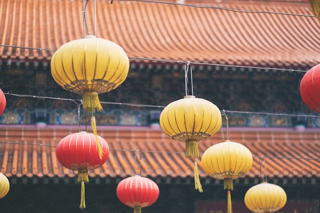 Разноцветные лампы висят вокруг китайского храма