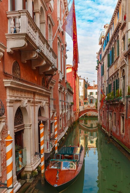 イタリア、ベニスのカラフルな横運河と橋