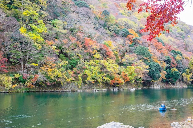 写真 カラフルな葉の山々 と桂川嵐山の風景ランドマークと京都日本秋秋のシーズン休暇休暇と観光の概念の観光名所に人気