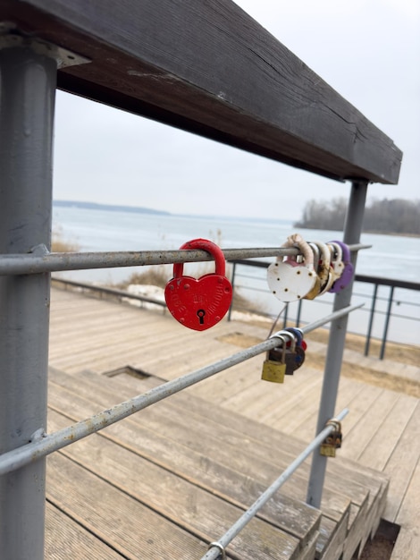 Photo colorful locks hanging on the railings