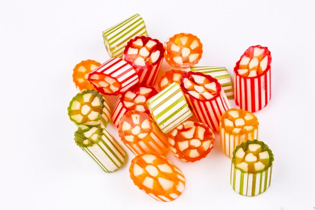Фото Красочные леденцы на палочке и разноцветные круглые конфеты. вид сверху.