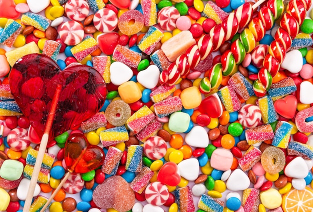 Фото Красочные леденцы на палочке и разноцветные круглые конфеты