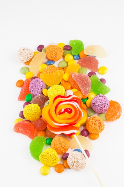Foto lecca-lecca colorati e caramelle rotonde di diversi colori. vista dall'alto.