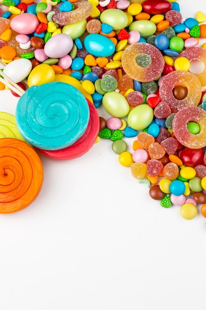 다채로운 막대 사탕과 다른 색깔의 둥근 사탕. 평면도.