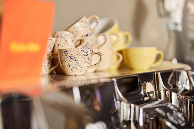 モダンなコーヒーハウスのカラフルな素敵なカップ