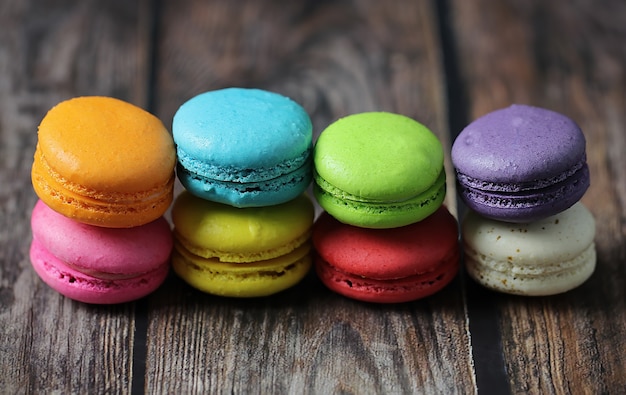 Красочный торт macaron или миндальное печенье на деревянных фоне, небольшие французские торты.