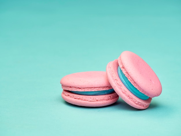 Красочные Macarons на синем фоне