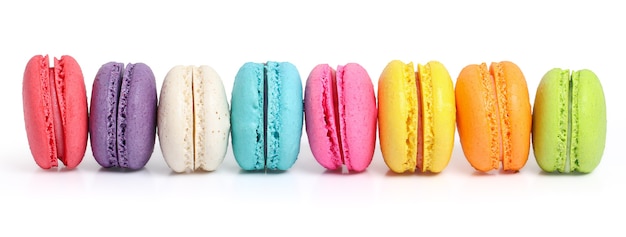 Красочный торт macarons или миндальное печенье, изолированные на белом фоне с обтравочным контуром