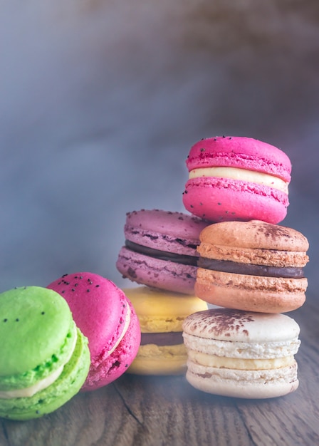 Красочные Macarons на деревянной поверхности