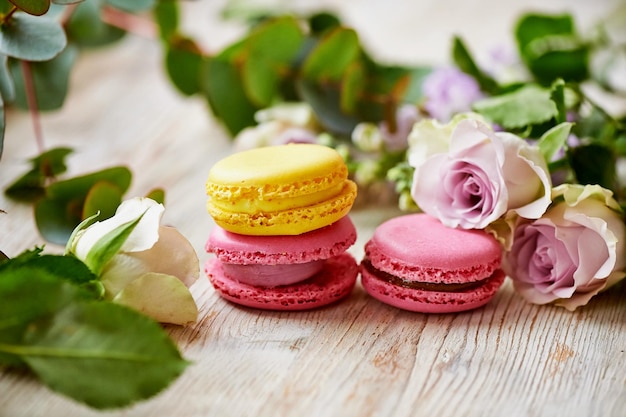 Фото Красочные миндальное печенье и свежие цветы