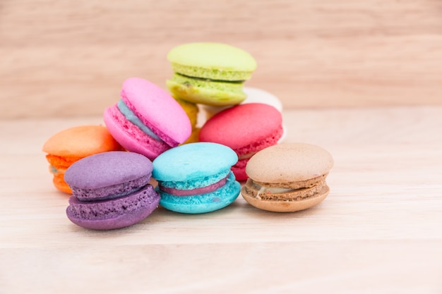 красочный Macaroon на деревянном фоне