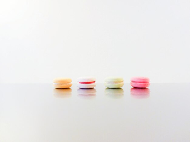 Photo colorful macaroons against white background