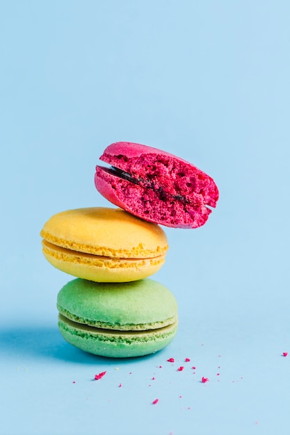 Красочные macaroons на голубом copyspace, конец-вверх, flatley с copyspace