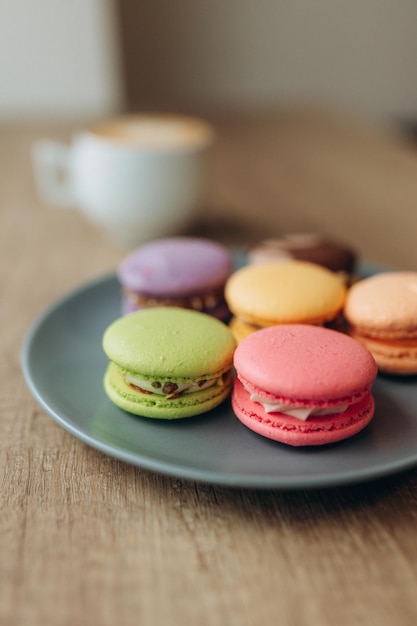 Photo colorful macaroons on plate