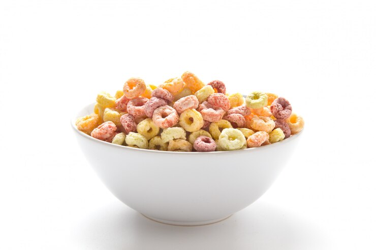 Photo colorful maize,wheat,barley cereal in a bowl isolated on white background.