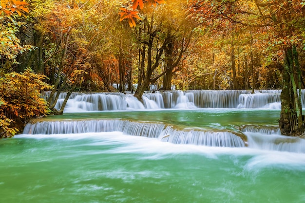 Фото Красочный величественный водопад в лесу национального парка осенью изображение