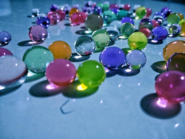 Photo colorful marbles on floor at home