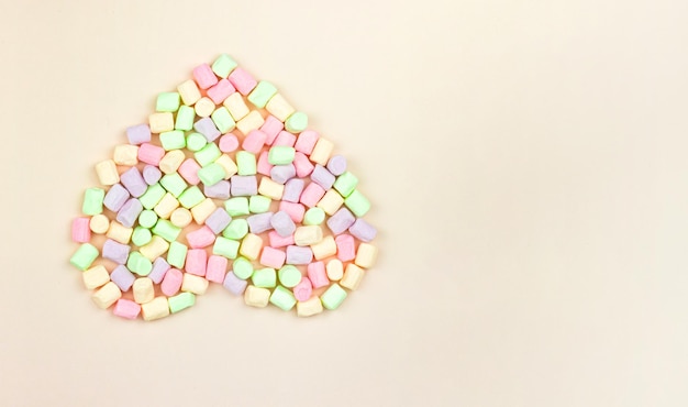 발렌타인 데이를 위한 다채로운 마시멜로 심장을 배경으로, 달콤한 디저트의 개념.