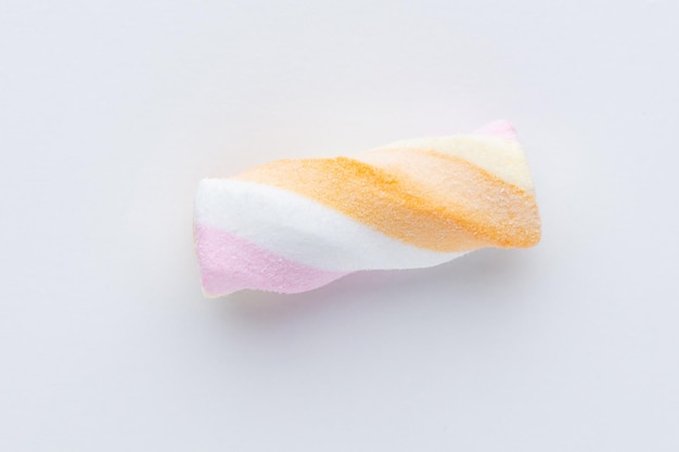 Photo colorful marshmallows on pastel background