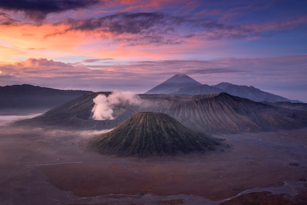 カラフルな朝の山