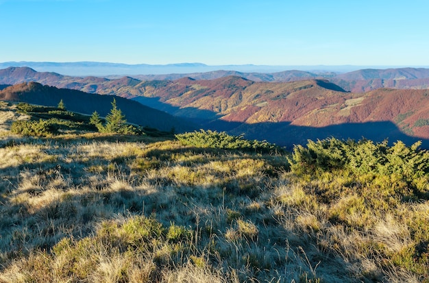 Photo colorful mountain slopes in autumn morning carpathian.