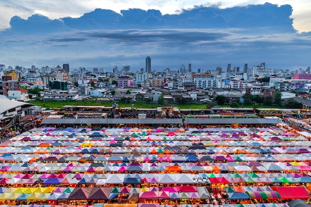 タイのカラフルなナイトマーケット