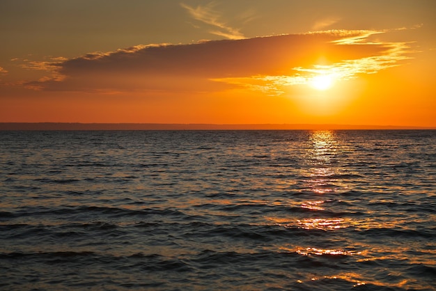 Красочный восход солнца пляжа океана. Рассвет над морем. Состав природы