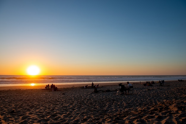 Un'alba colorata sulla spiaggia dell'oceano con un cielo blu intenso