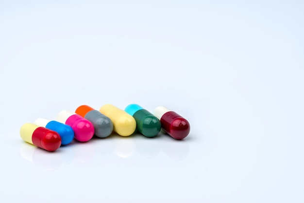 Разноцветные капсулы с антибиотиками