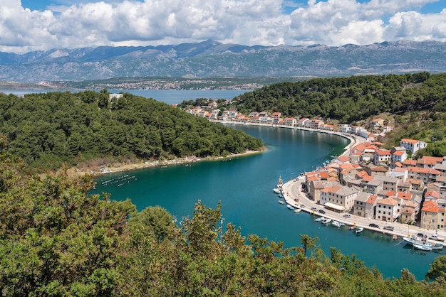 푸른 강과 항구가 있는 크로아티아 이스트리아(Istria) 카운티의 노비그라드(Novigrad)의 다채로운 옛 마을