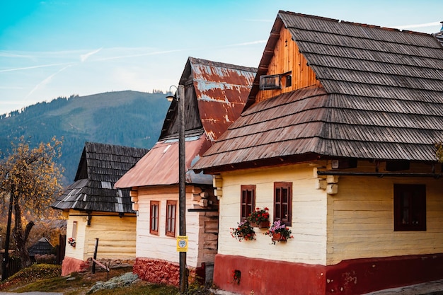 Красочные старые деревянные дома в Влколинец Наследие ЮНЕСКО Горная деревня с народной архитектурой Влколинец ружомберок липтов словакия
