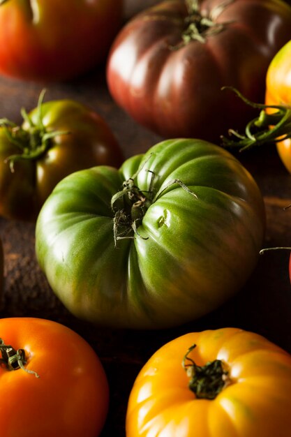 Photo colorful organic heirloom tomatoes fresh from the garden