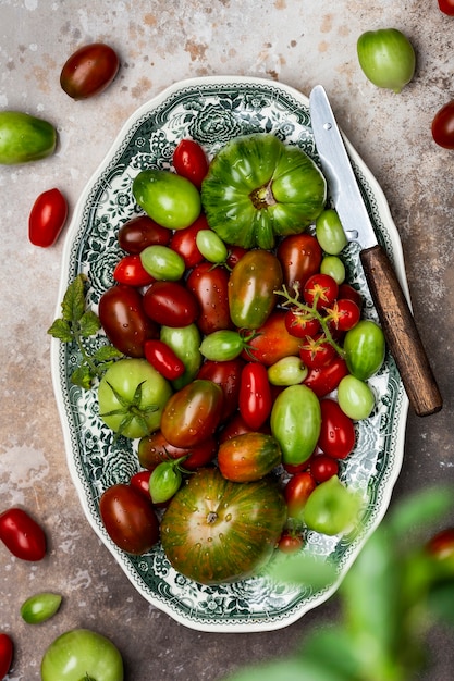 빈티지 접시에 다채로운 유기농 토마토