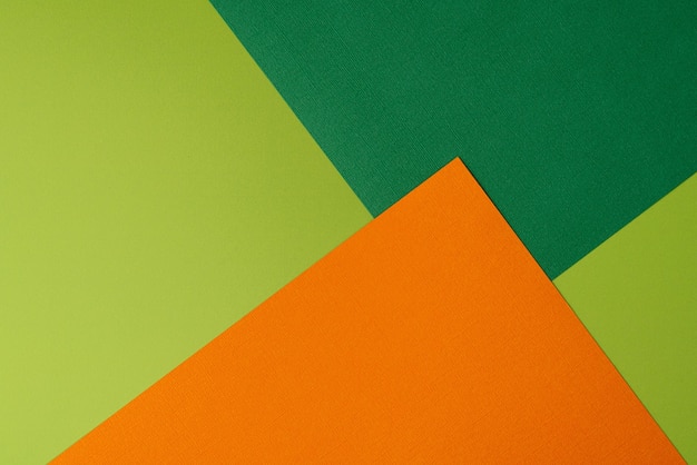 사진 배경 상단 보기에 종이의 다채로운 겹친 주황색 및 녹색 판지 레이어