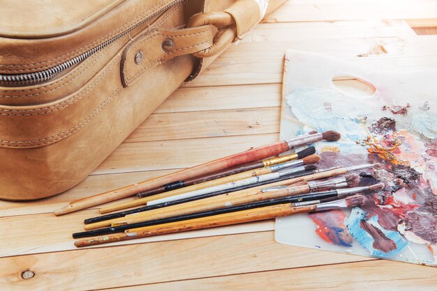 Foto palette di vernici colorate con pennelli