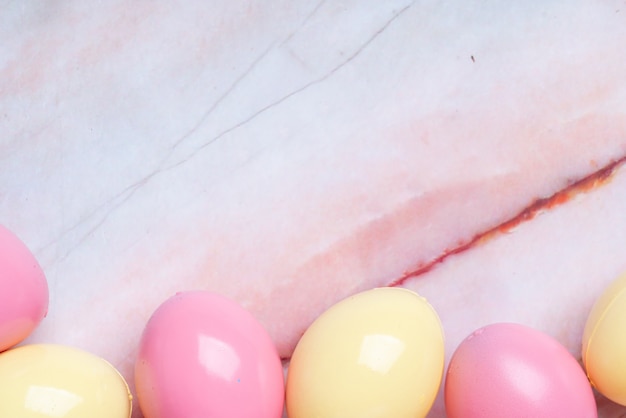 Красочное расписное пасхальное яйцо на вид сверху