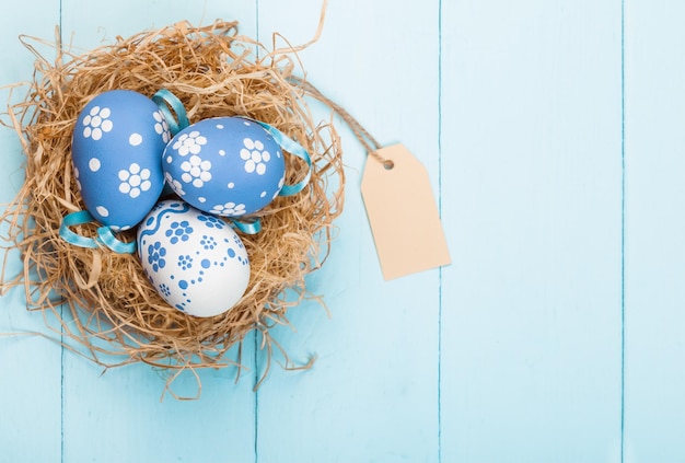 Uova di pasqua dipinte colorate, concetto di vacanza