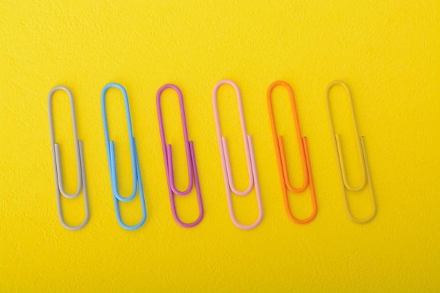 Photo colorful paper clips bring a lively touch to your workspace while serving as efficient tools for holding sheets of paper together