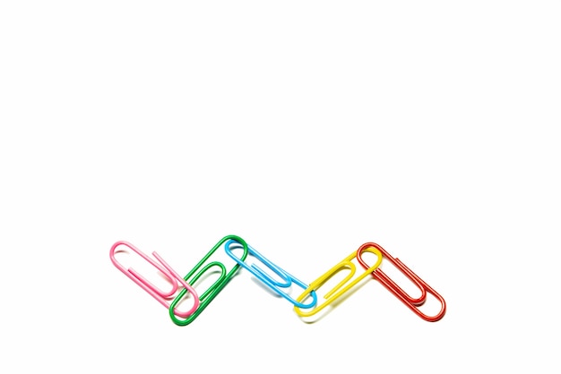 Photo colorful paper clips on white background.