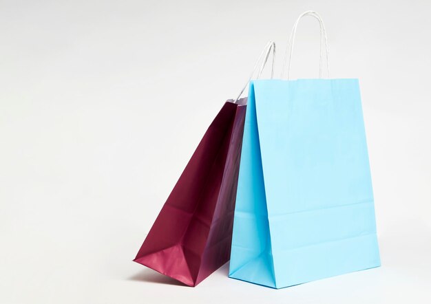 Photo colorful paper shopping bags on white background with copy space.