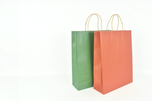 Foto sacchetti della spesa di carta colorata su sfondo bianco con spazio di copia