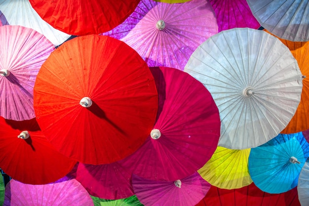 カラフルな紙の傘の手工芸品は、チェンマイ ボー サン村観光旅行ランドマークで人気のアートを作品します。